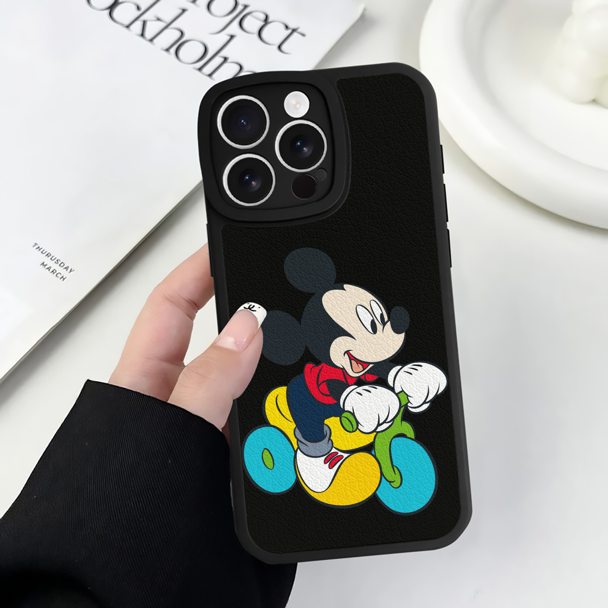 （画像用） ミッキーマウス Mickey Mouse 【iPhone 16シリーズ対応】シリコンスマホケース（レザー調） 材質：シリコン